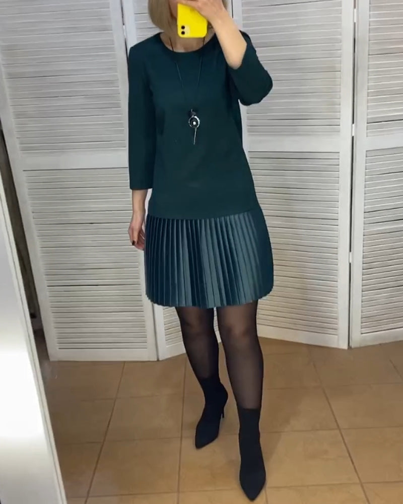 Kleid mit Falten und einfarbigen Akzenten